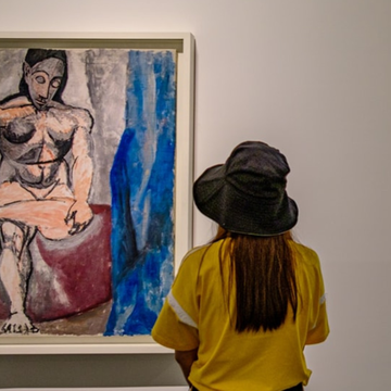 Visitantes observando un cuadro de Picasso