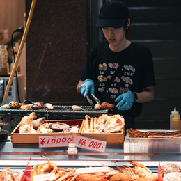Meeresfrüchte-Stand auf dem Kuromon Ichiba Markt in Osaka