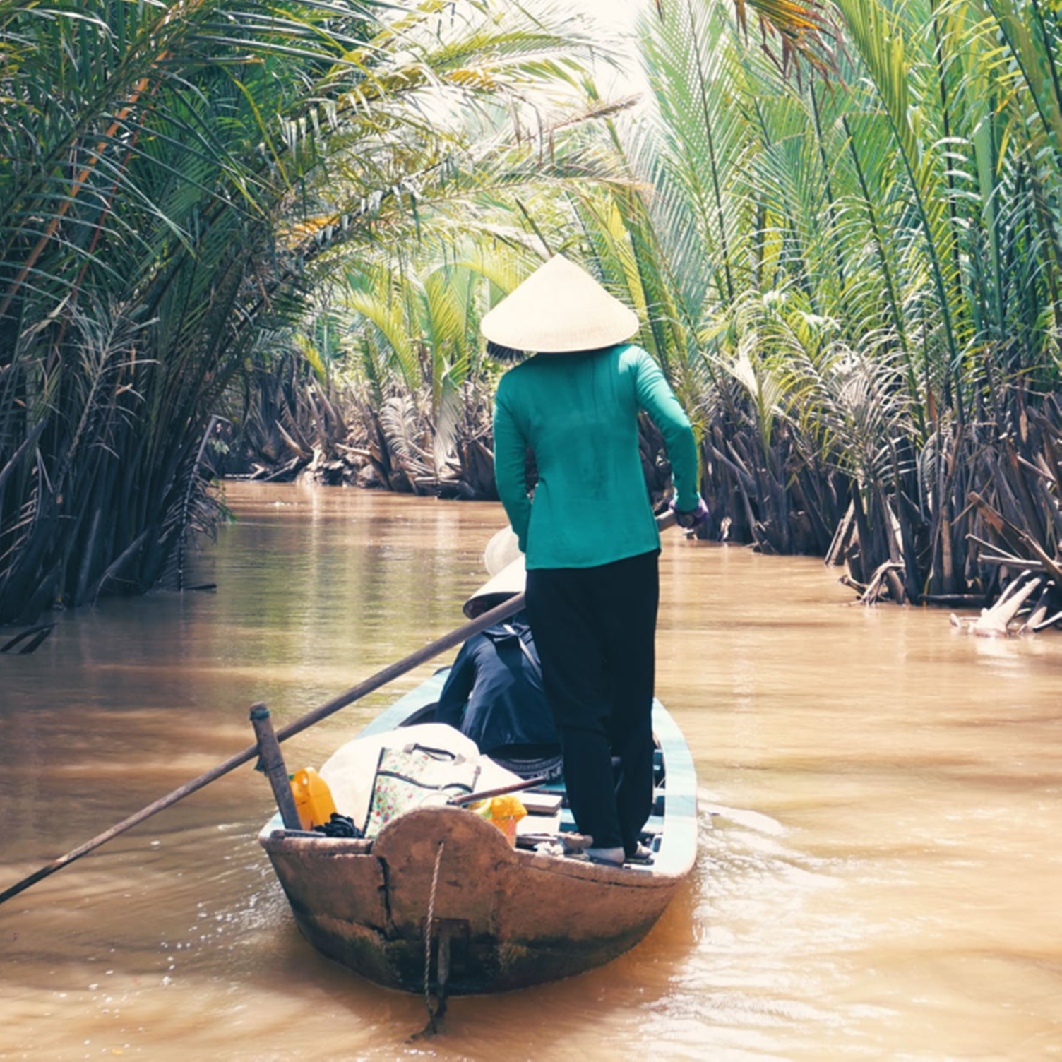 Une personne naviguant sur une barque sur le delta du Mékong