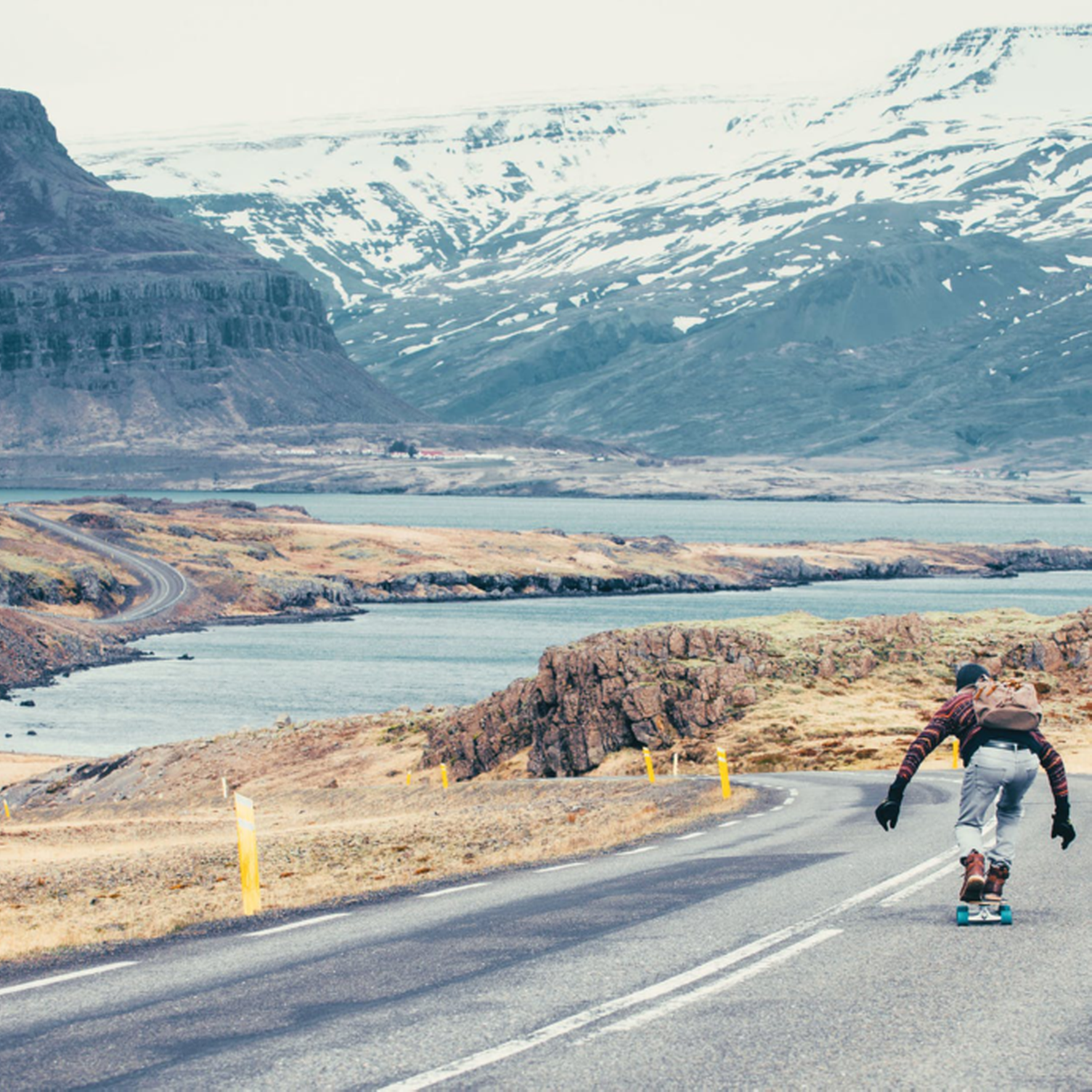 Homme traversant des paysages islandais en skate board, référence au film WalterMitty