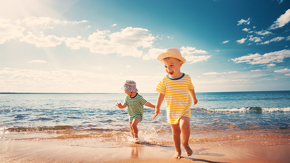 Kinder spielen am Wasser