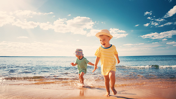 Kinder spielen am Wasser