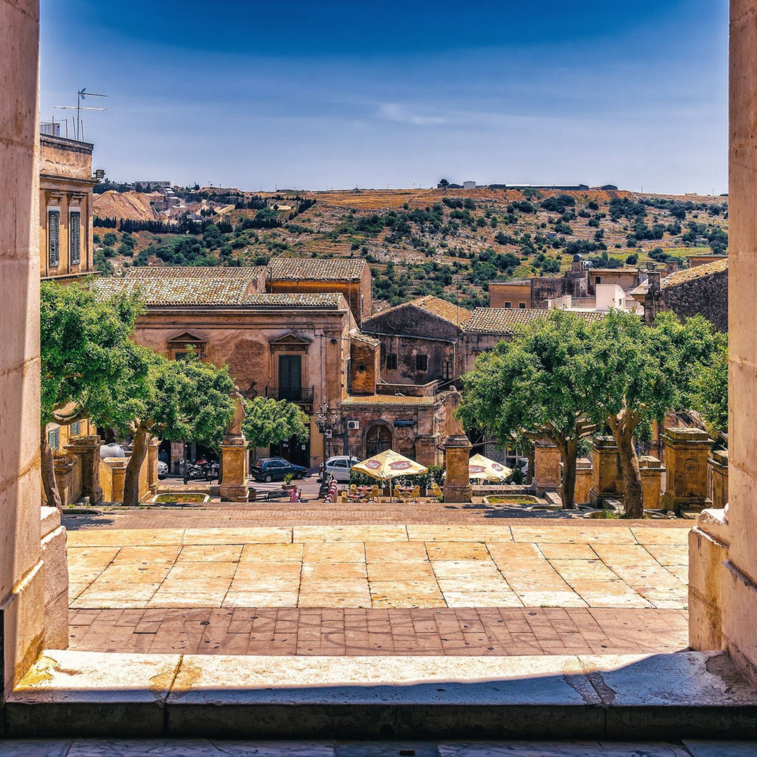 Geöffnete Kirchentüren auf einem Platz in einem Ort auf Sizilien