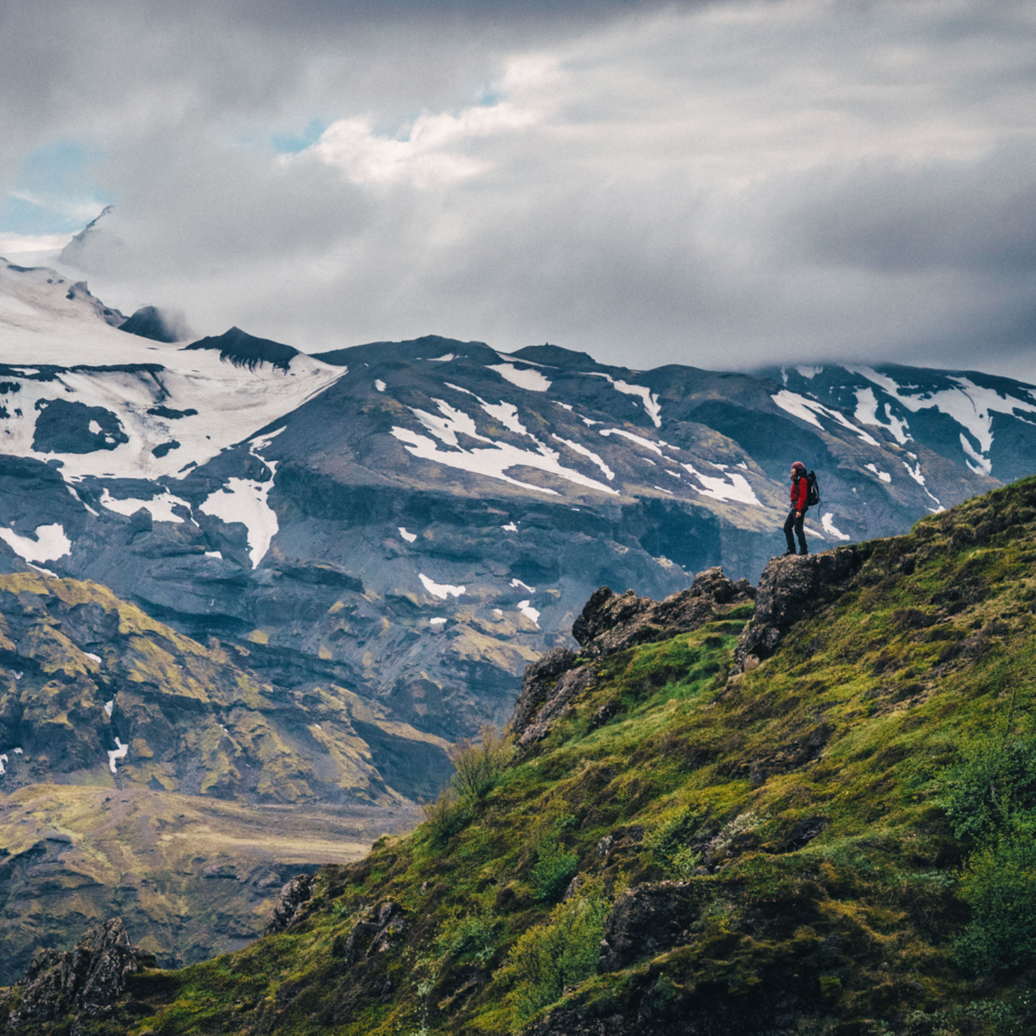 Eine Wanderin schaut auf das Thórsmörk Tal in Island