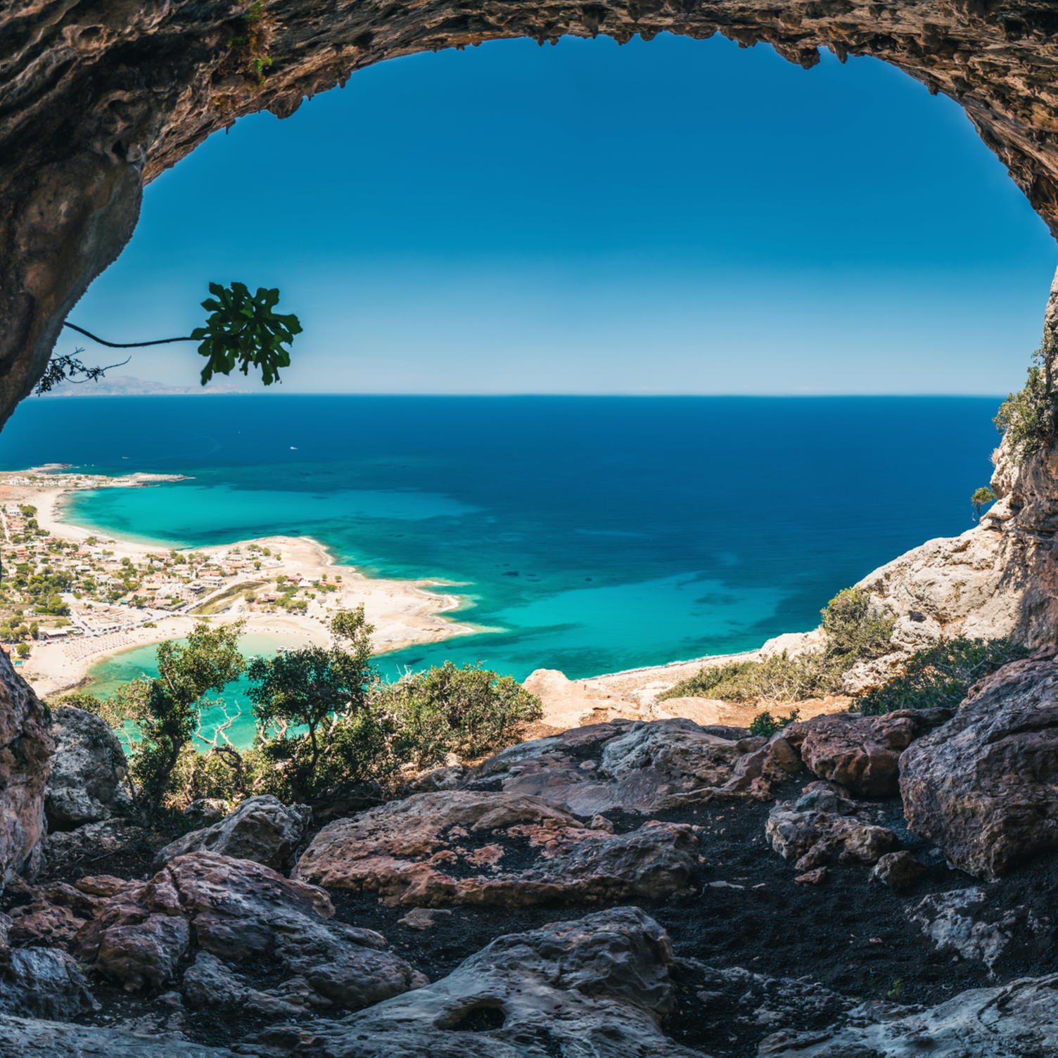 Blick auf die Küste Kretas von einer Grotte aus