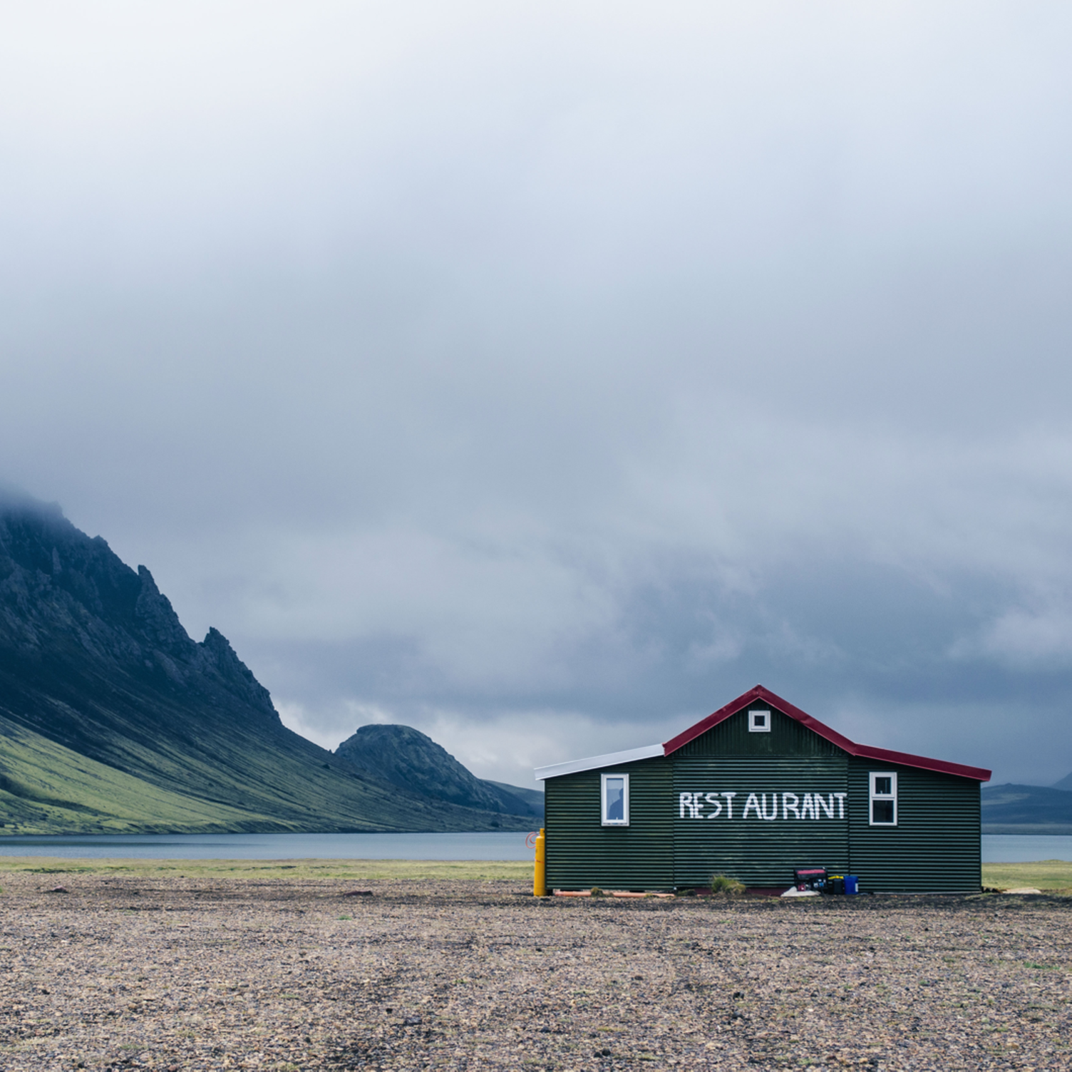 Restaurant au bord d'un lac en Islande