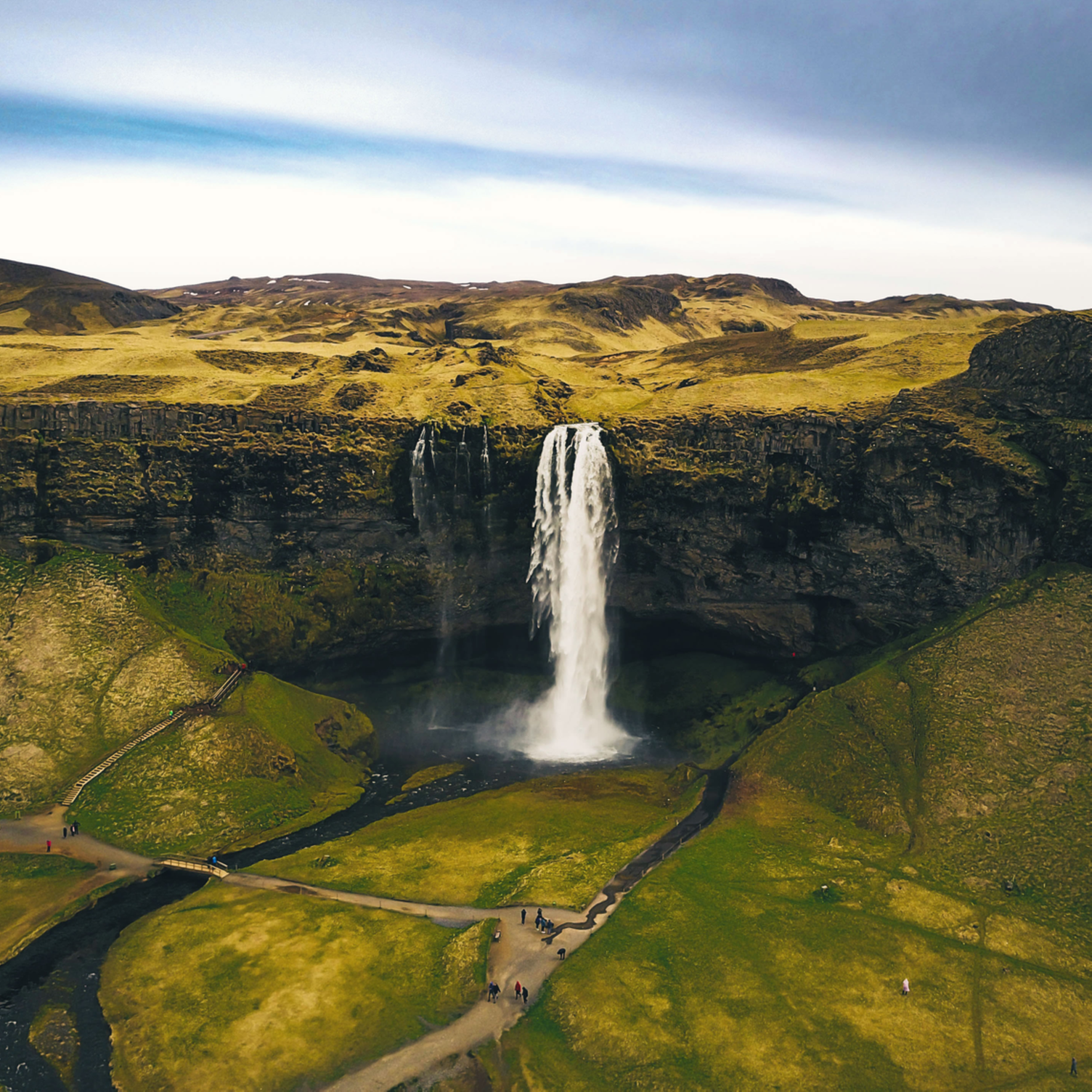 La chute d'eau de Seljalandsfoss en Islande