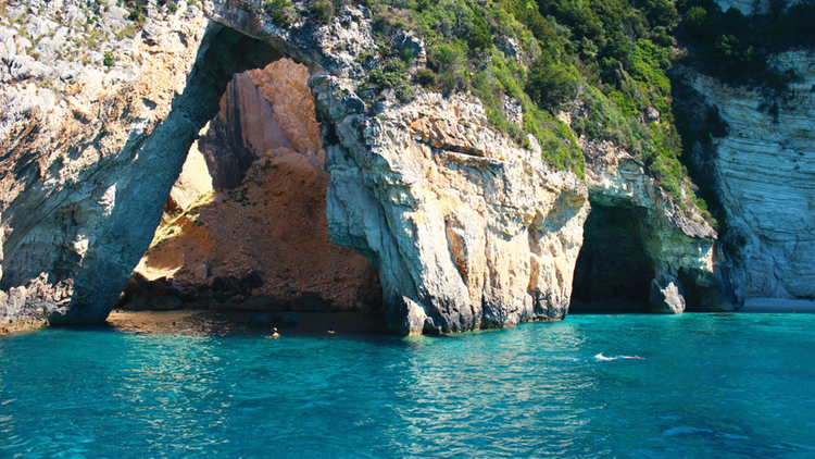 Nageaurs explorant les grottes de l'île de Paxos