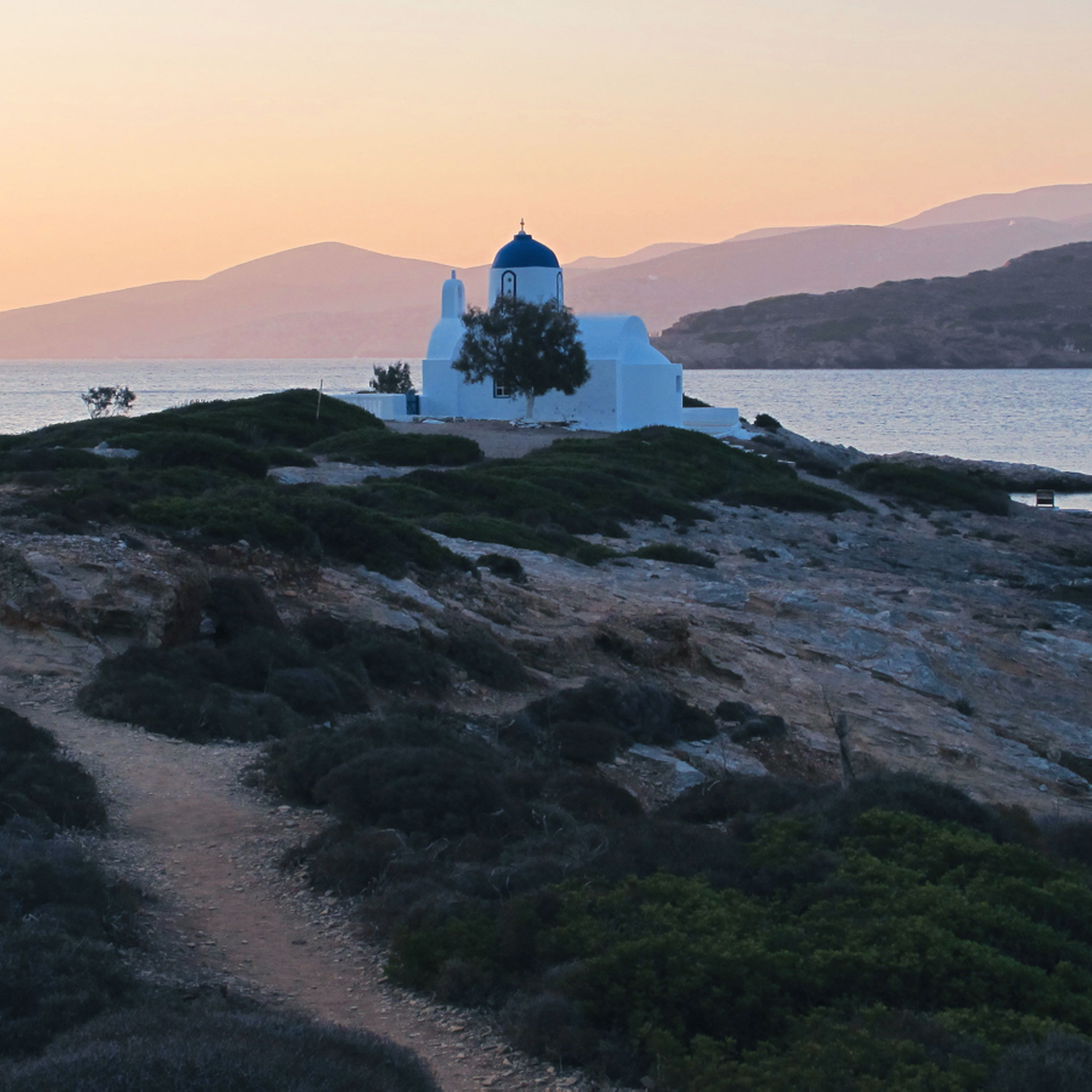 Une chapelle au bord de la mer au crépuscule à Amorgos