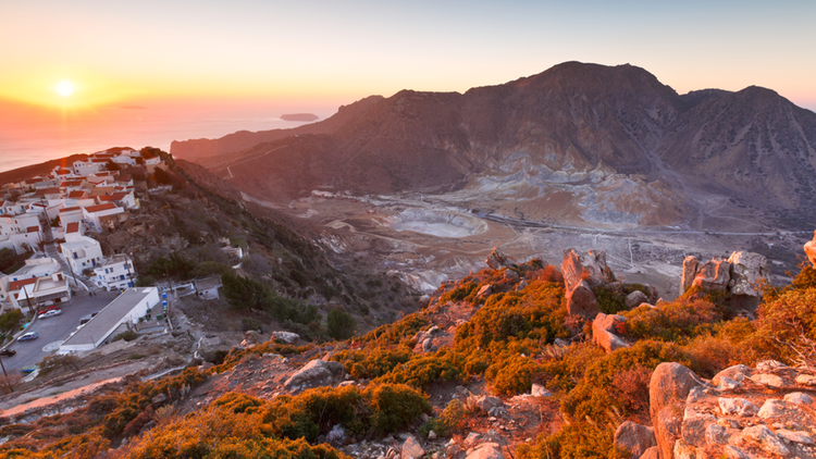 Le cratère de l'ïle de Nisyros au coucher du soleil