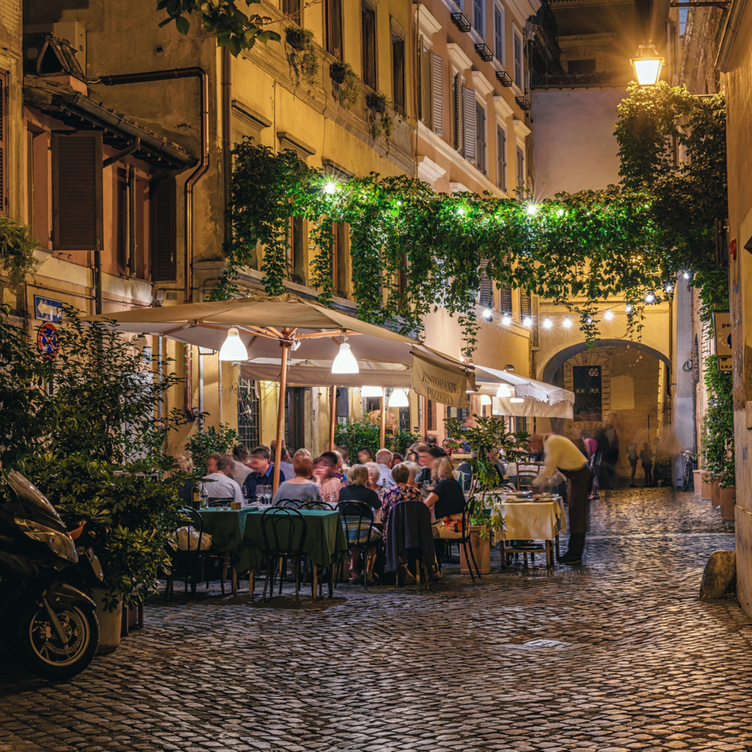 Terraza de un restaurante en una calle de Trastevere en Roma