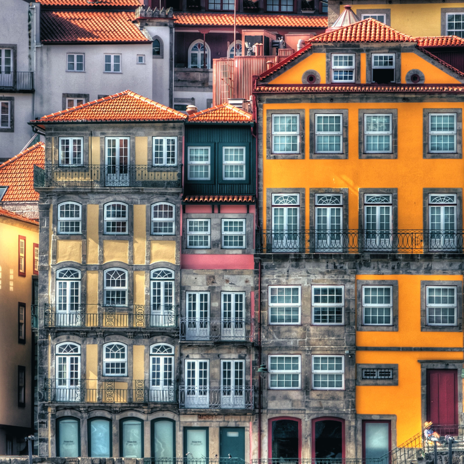 Façades colorées des immeubles du quartier de Ribeira à Porto