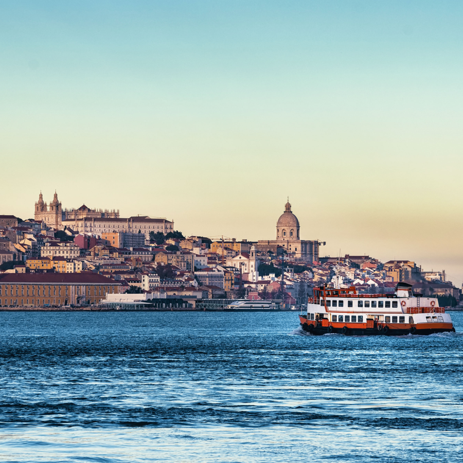 Ferry traversant le Tage en direction de Lisbonne