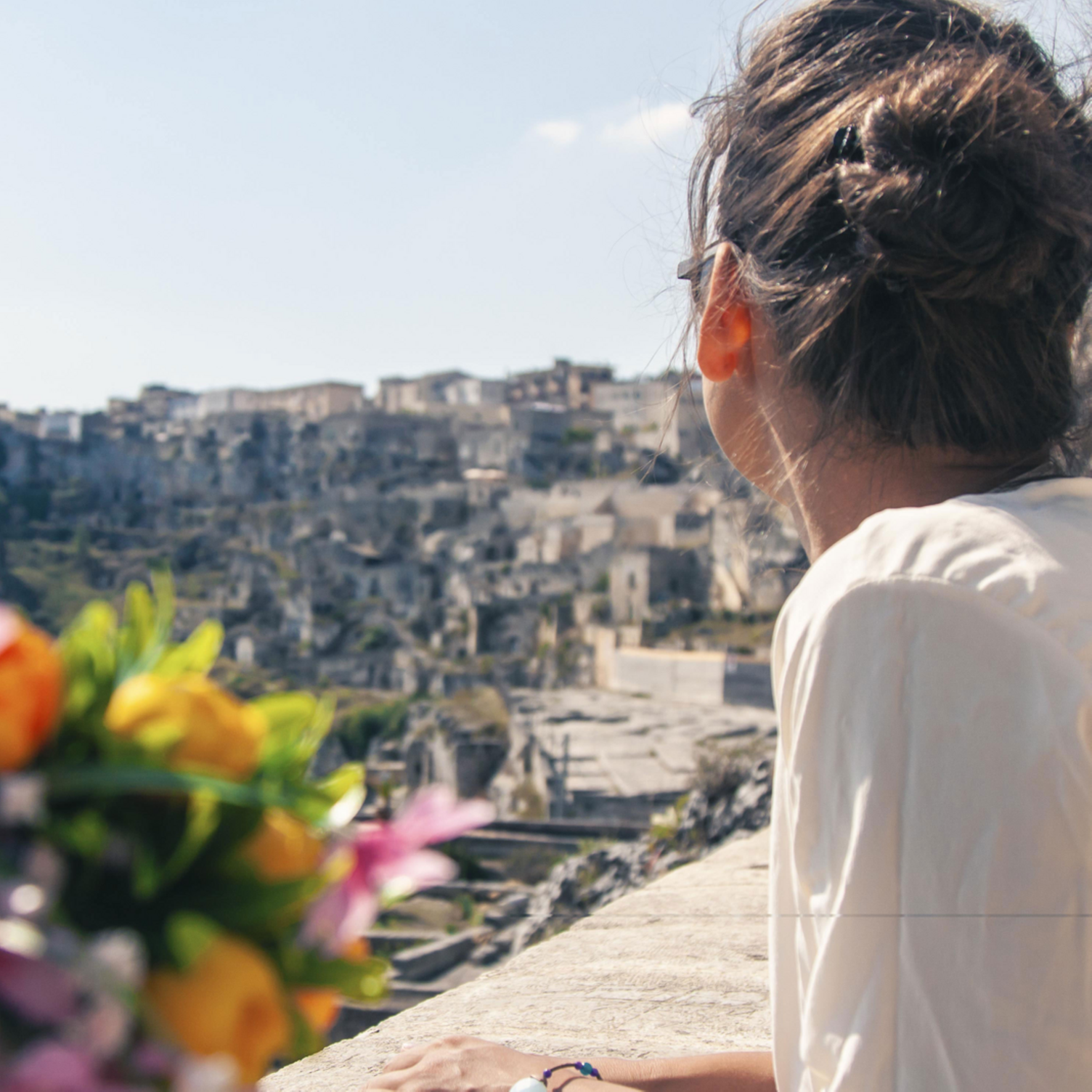 Junge Reisende schaut auf eine italienische Stadt