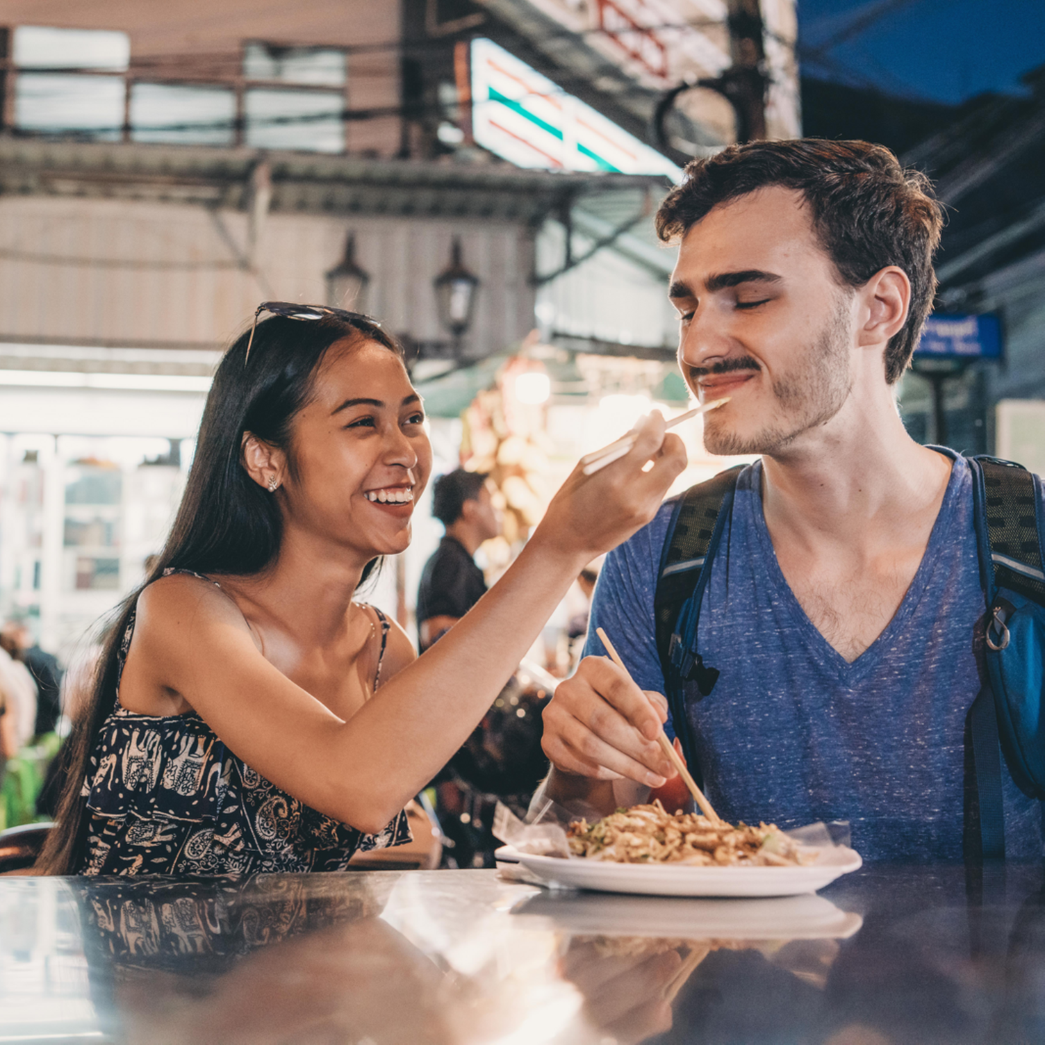 Couple à la table d'un restaurant de rue en Asie