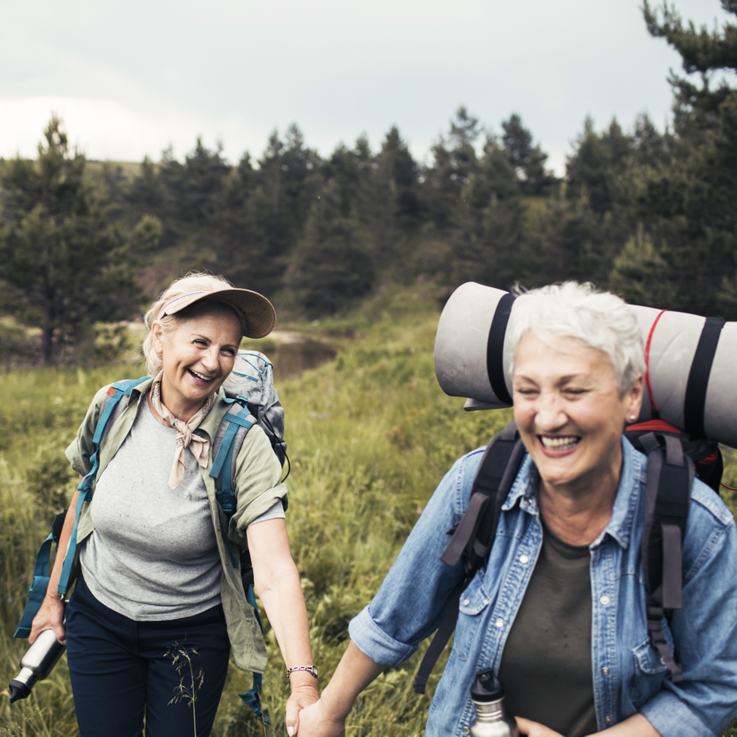 Ein zwei glückliche ältere Frauen  beim Wandern