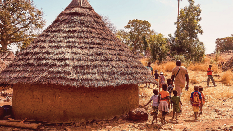 Groupe d'enfants dans un village sénégalais