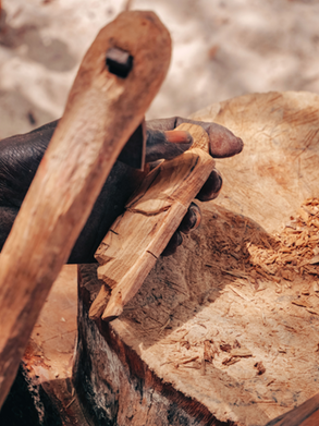 Mains d'un sculpteur sur bois sénégalais