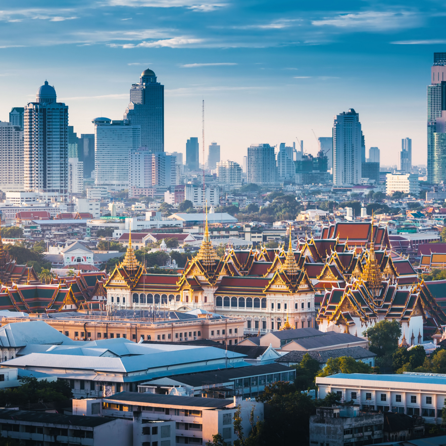 Le Palais royal et la skyline de Bangkok