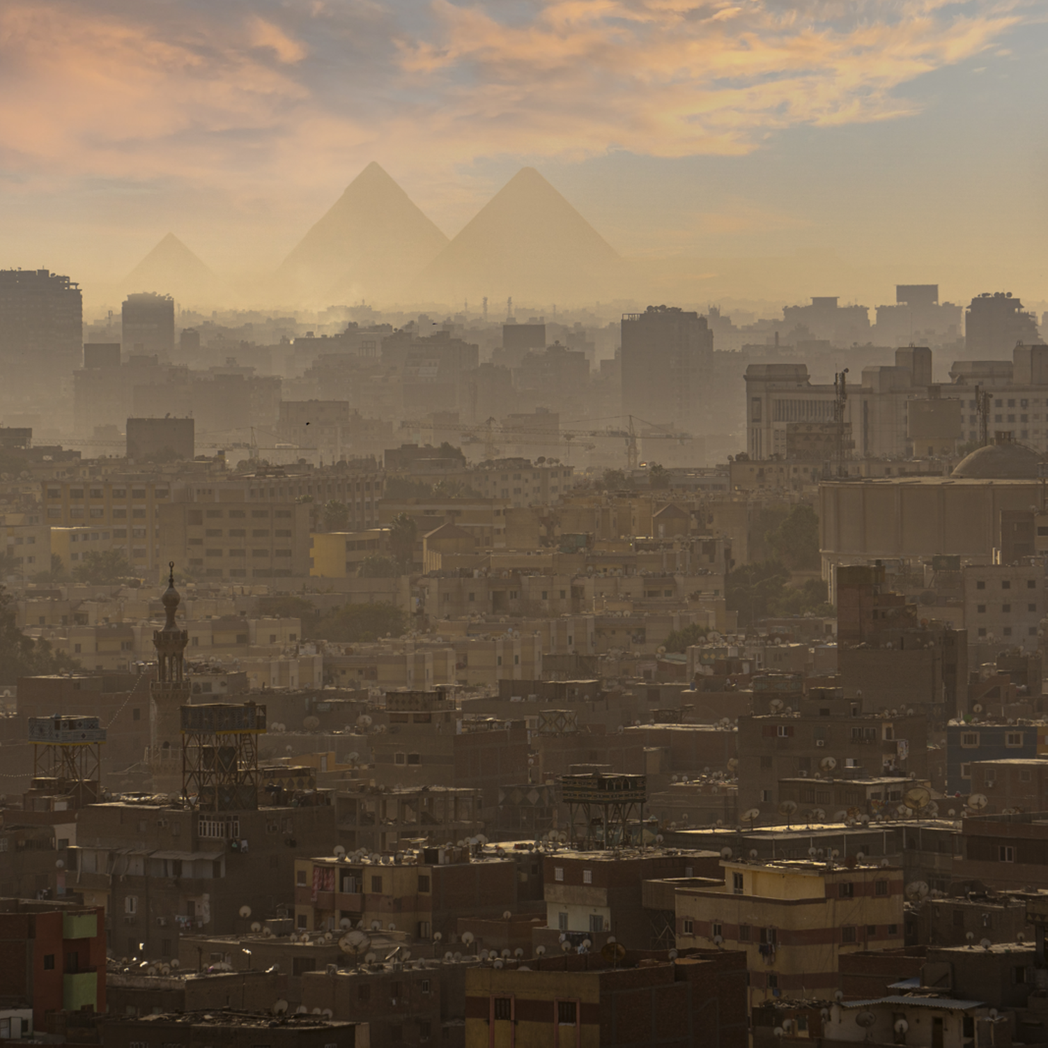 Vue du Caire avec la silhouette des pyramides en arrière-plan