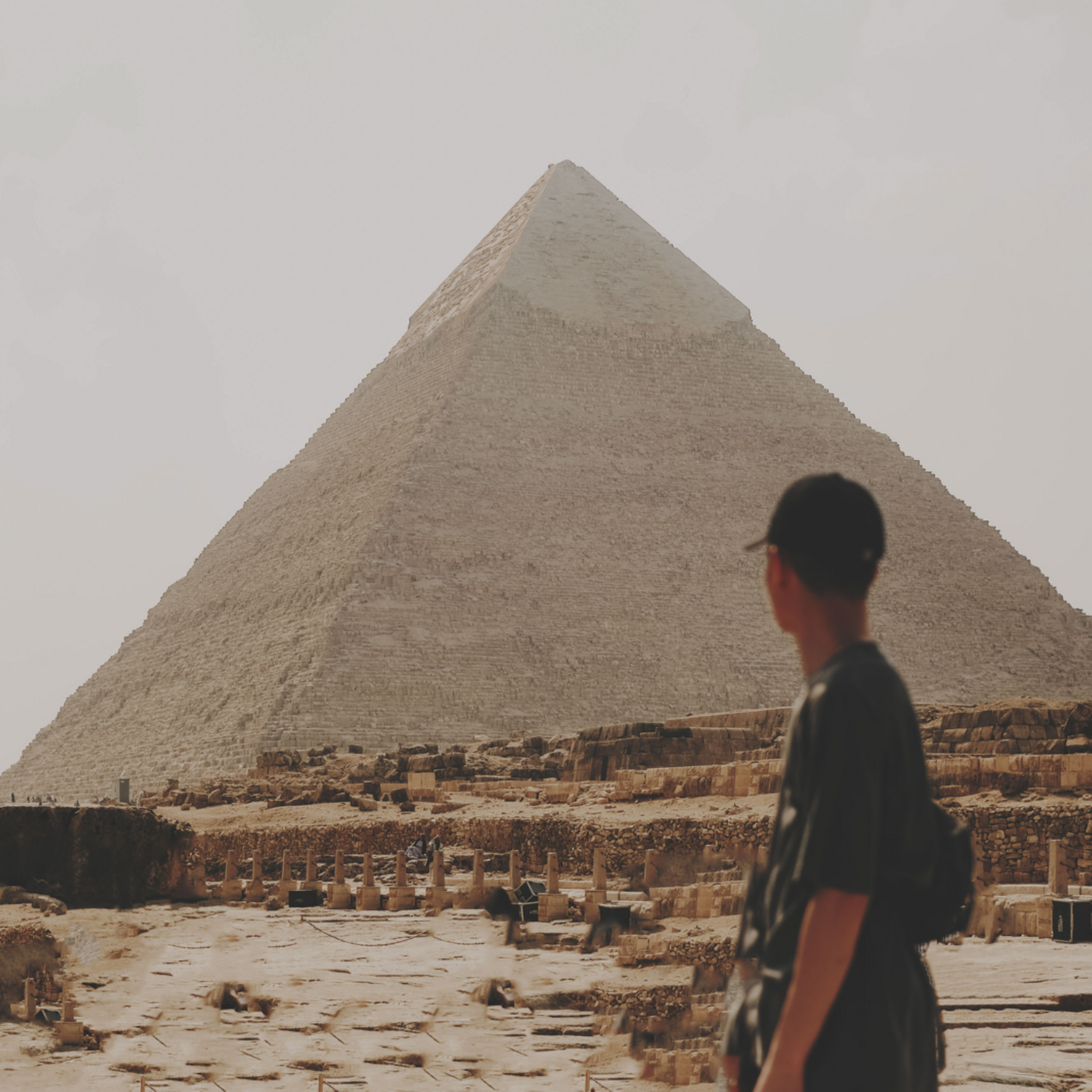 Un adolescent admirant l'une des grandes pyramides de Gizeh