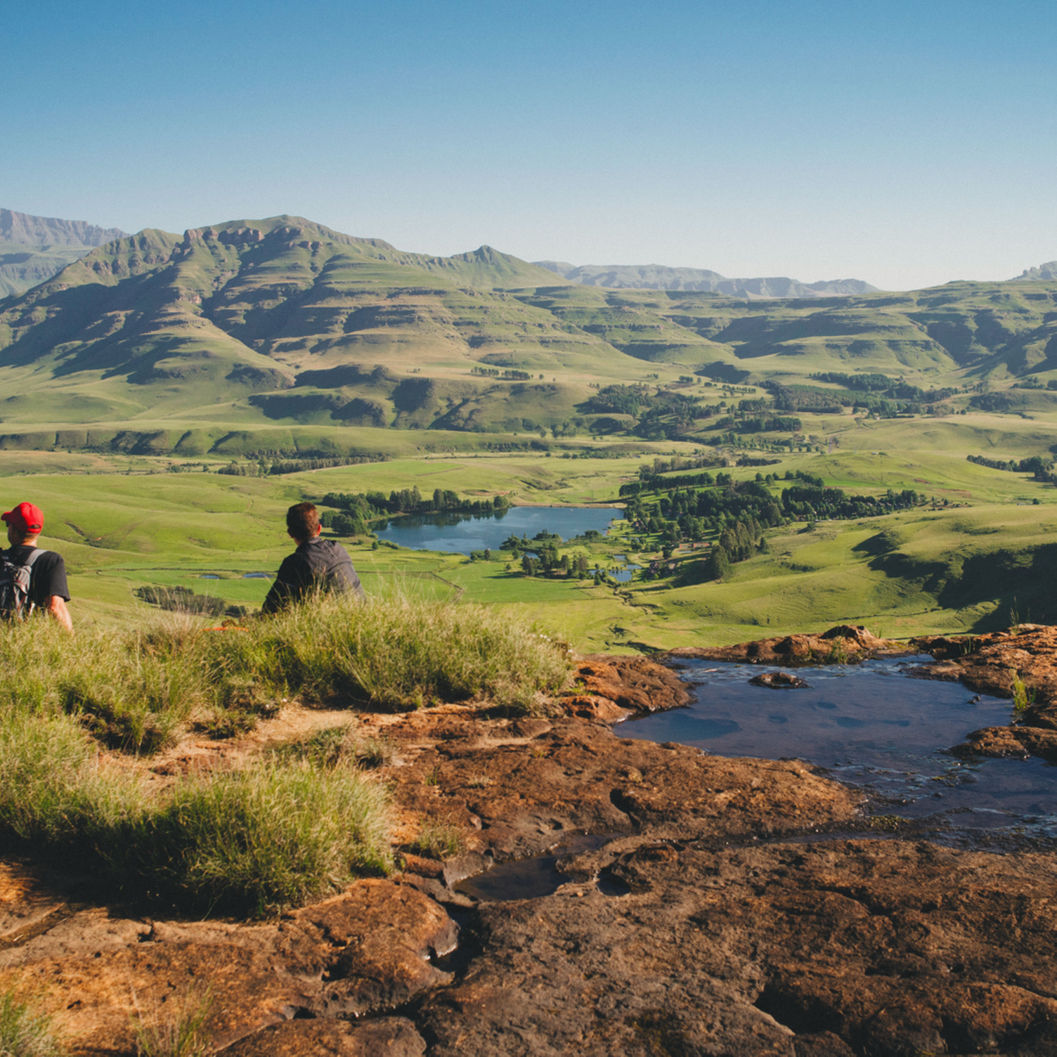 Deux randonneurs admirant les montagnes du Drakensberg