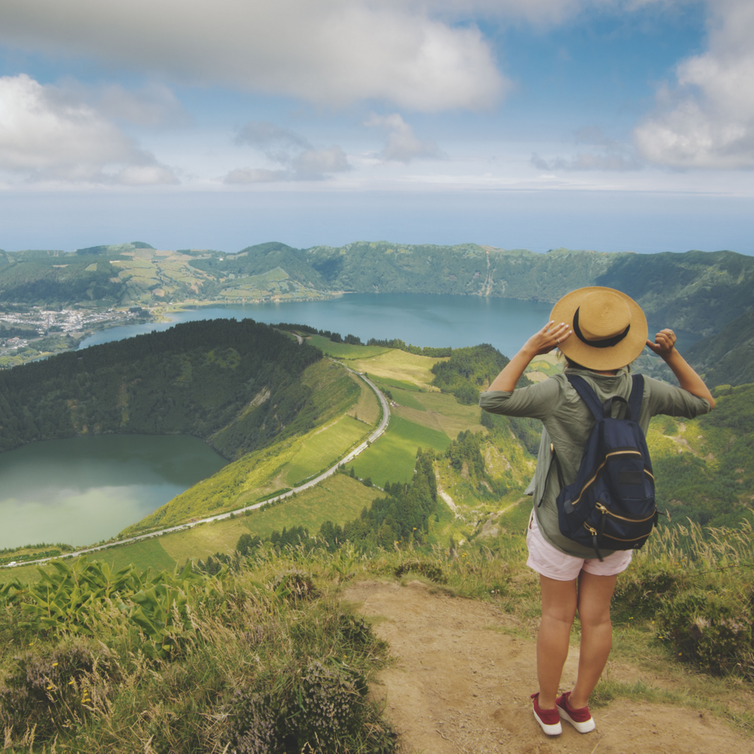 Une randonneuse admirant le panorama sur les cratères jumeaux de Sete Cidades à Sao Miguel dans l’archipel des Açores