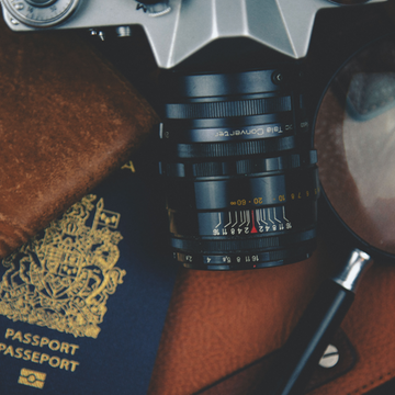Gros plan sur des objets de voyage : appareil photo, passeport, portefeuille