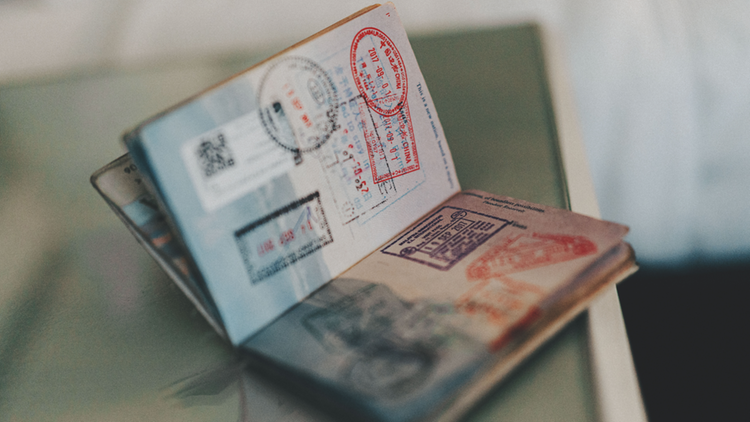 Gros-plan sur les pages d’un passeport couvertes de tampons