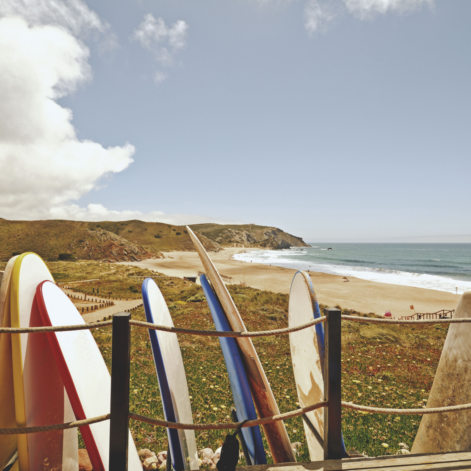 Planches de surf rangées près de la plage d’Amado dans l’Algarve