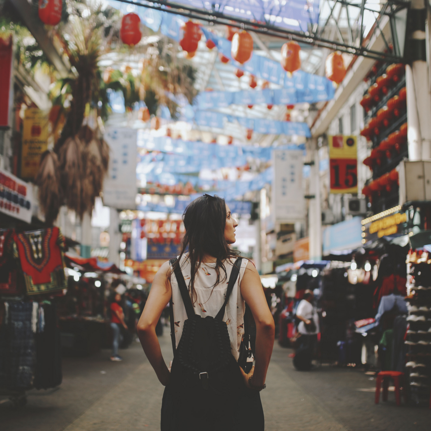 Voyageuse se promenant dans le quartier chinois de Kuala Lumpur