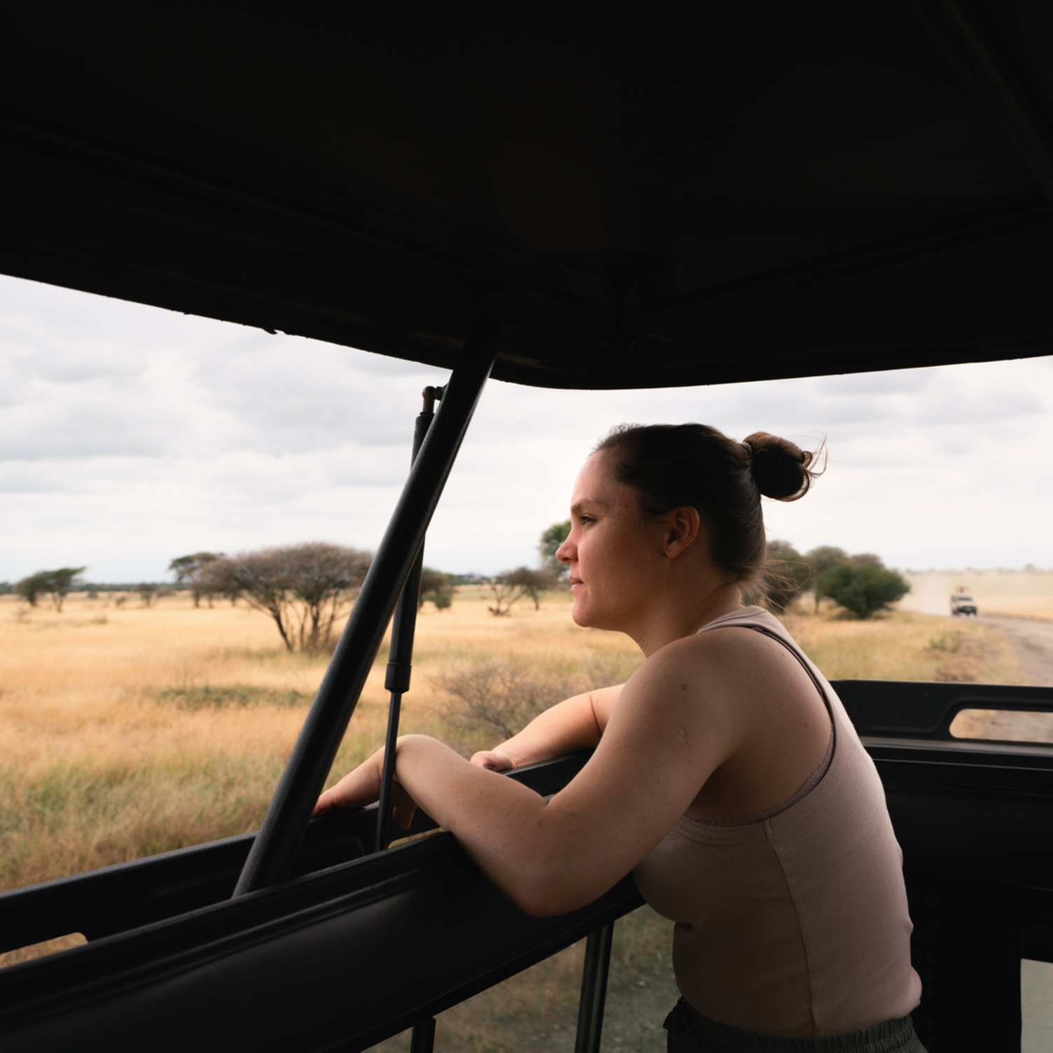Clementina, agente locale Evaneos en Tanzanie, observant la savane au cours d’un safari