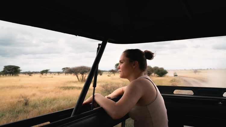 Clementina, agente locale Evaneos en Tanzanie, observant la savane au cours d’un safari