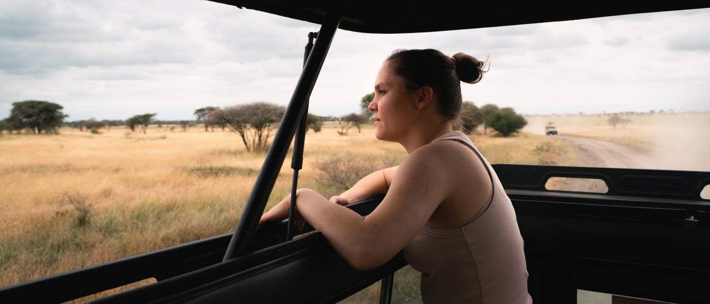 Clementina, agente locale Evaneos en Tanzanie, observant la savane au cours d’un safari