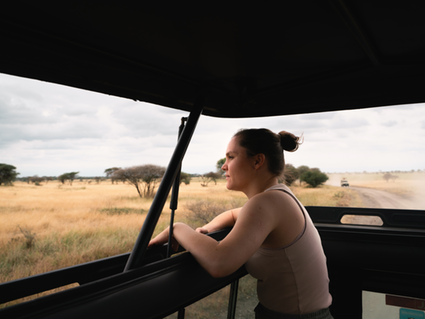 Clementina, agente locale Evaneos en Tanzanie, observant la savane au cours d’un safari