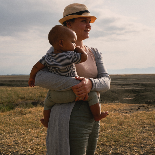 Clementina, agente locale en Tanzanie, avec son enfant dans les bras