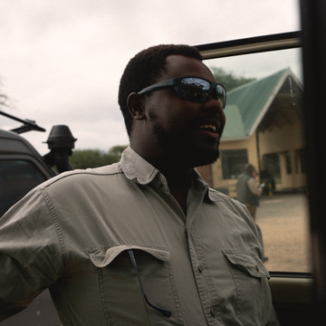 Le mari de Clementina, guide local en Tanzanie