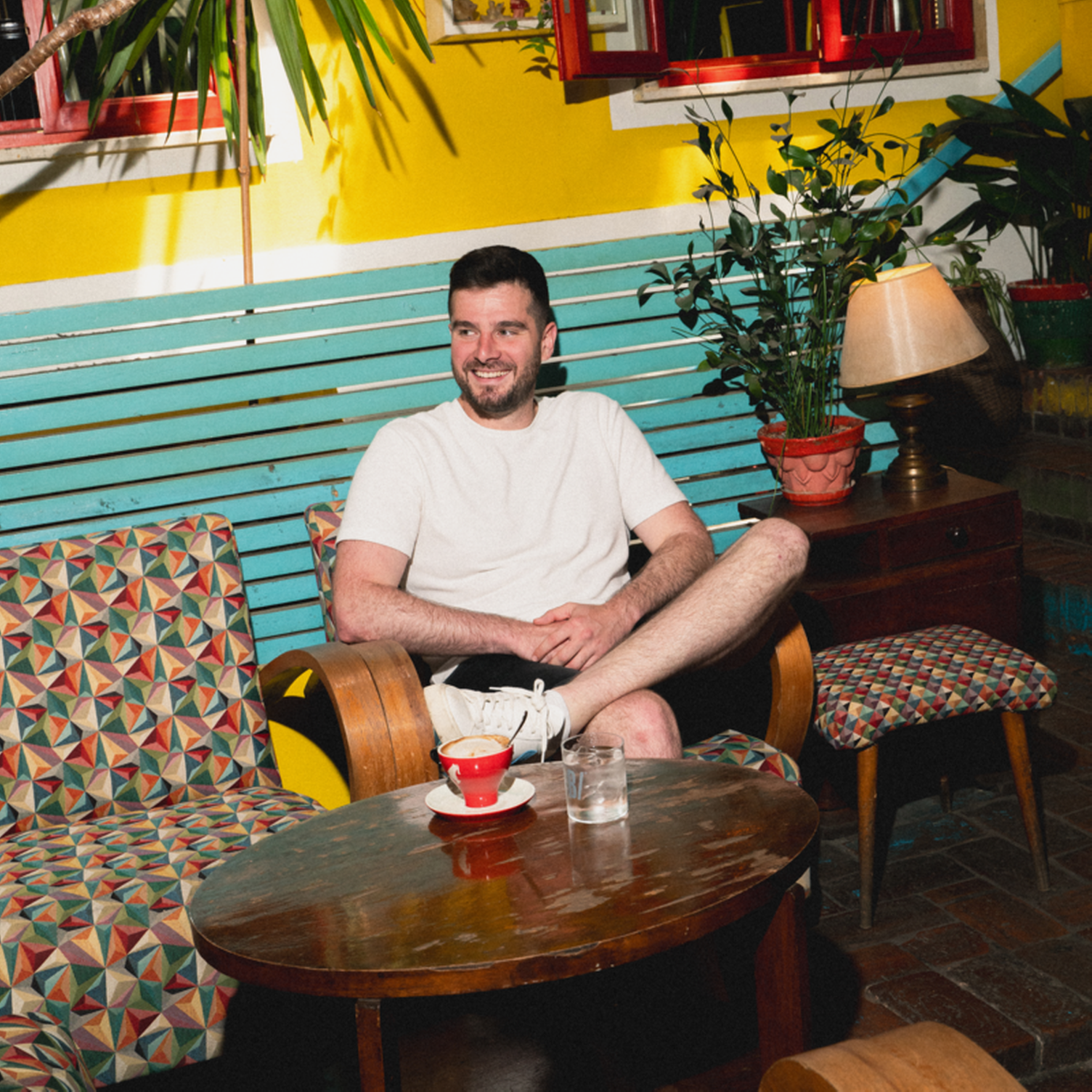 Quentin, lokaler Evaneos Reiseexperte in Albanien, sitzt in einem Café