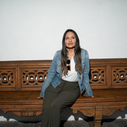 Paola, agente locale en Equateur, dans les jardins d'un monastère à Quito