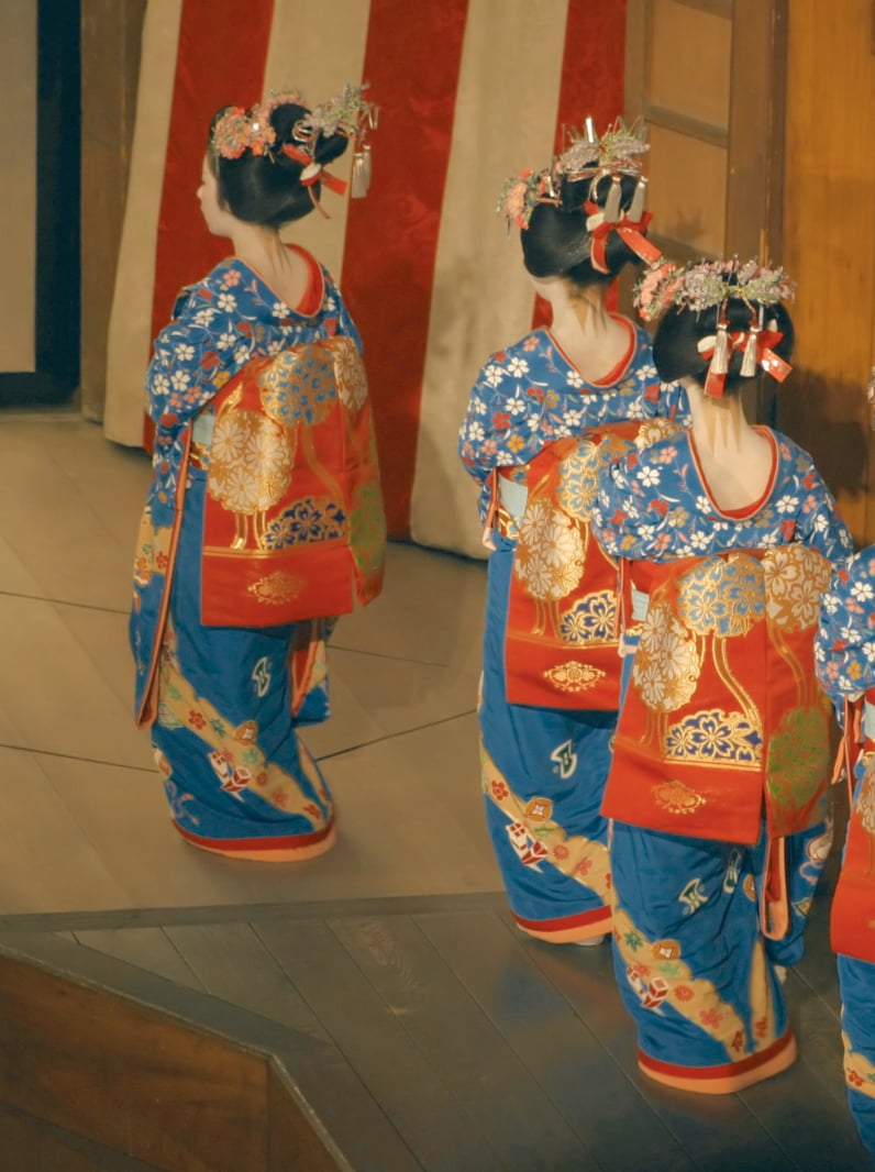 Geisha et maiko performance Au Miyako Odori