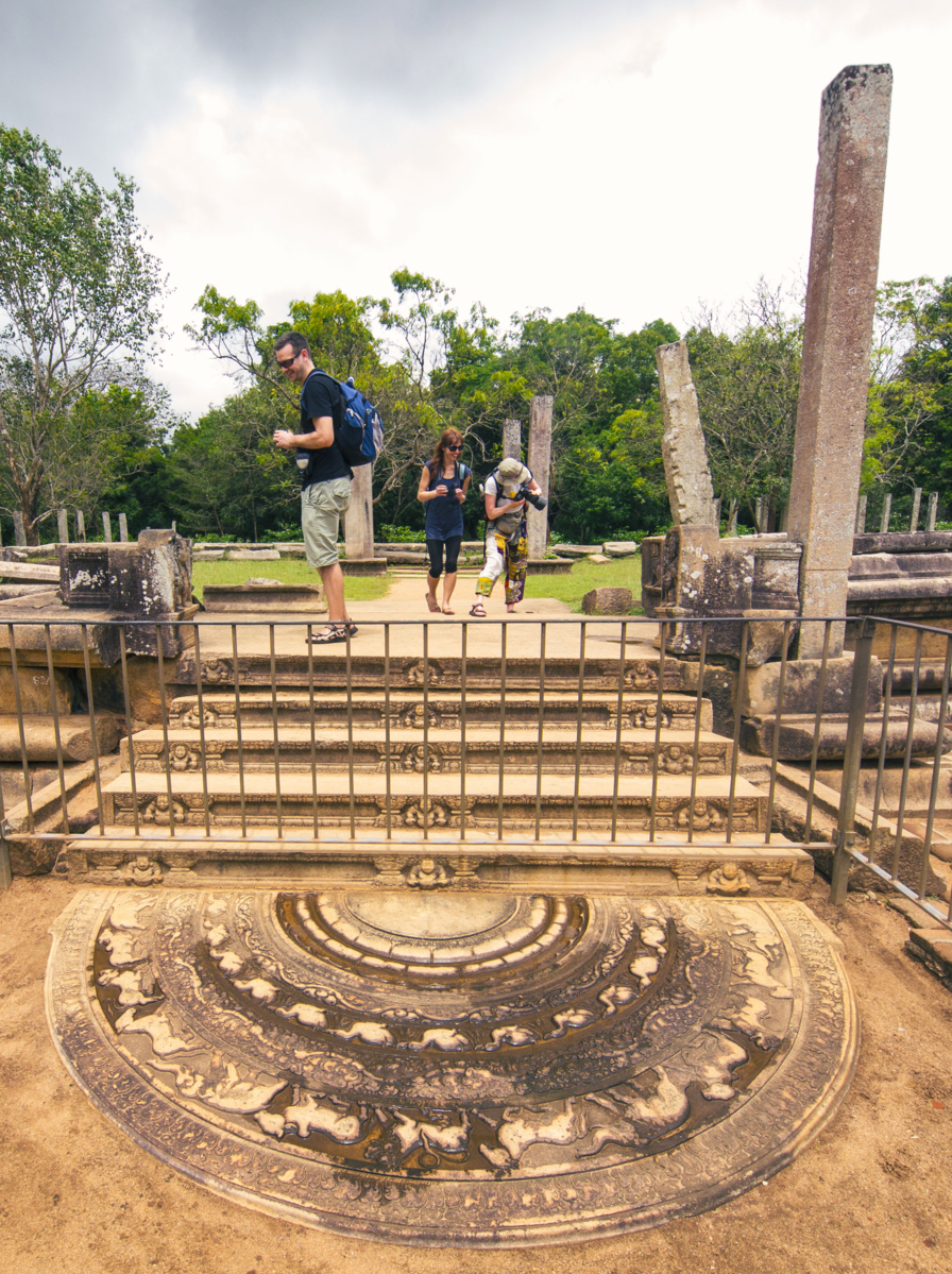 Les touristes sur les ruines de pierre de lune sur place d'Anuradhapura, Sri Lanka