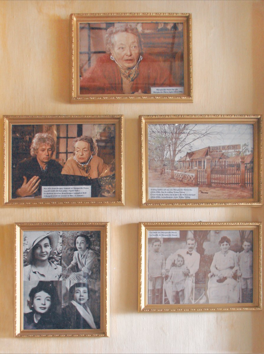 Photos de jeunesse de Marguerite Duras (1914-1996), photo de l'école où enseignait sa mère et photo prise au moment du tournage du film l'Amant. Les cadres sont accrochés à un des murs de la maison ancienne de M. Huynh Thuy Le