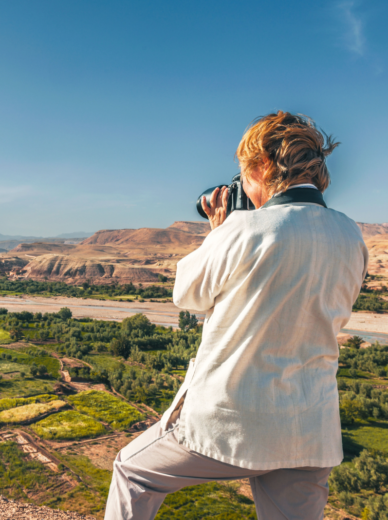 Le voyageur photographier Aït Ben Haddou l'après-midi, au Maroc, Afrique du Nord