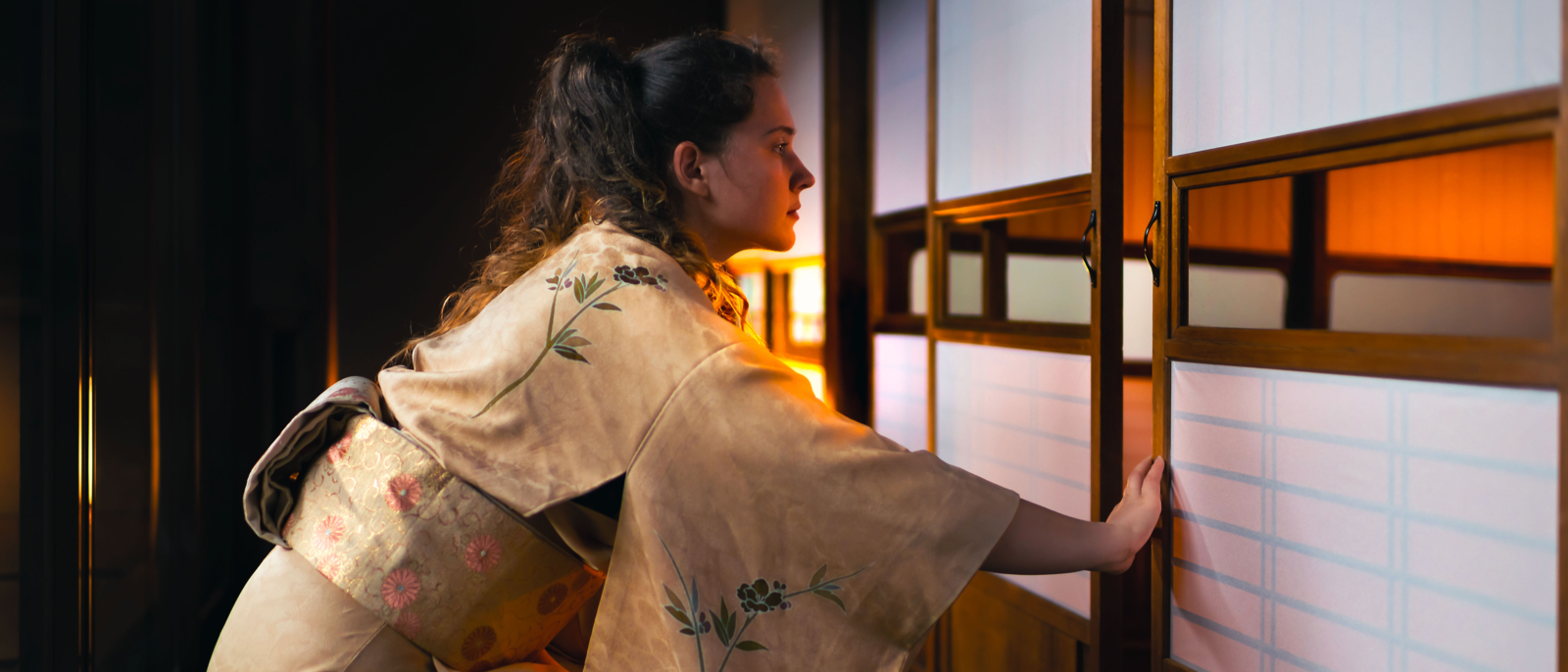 Maison japonaise traditionnelle ou ryokan avec plancher de tapis de tatami et femme de gaijin dans des chaussettes de kimono et de tabi ouvrant des portes coulissantes de papier de shoji - Photos