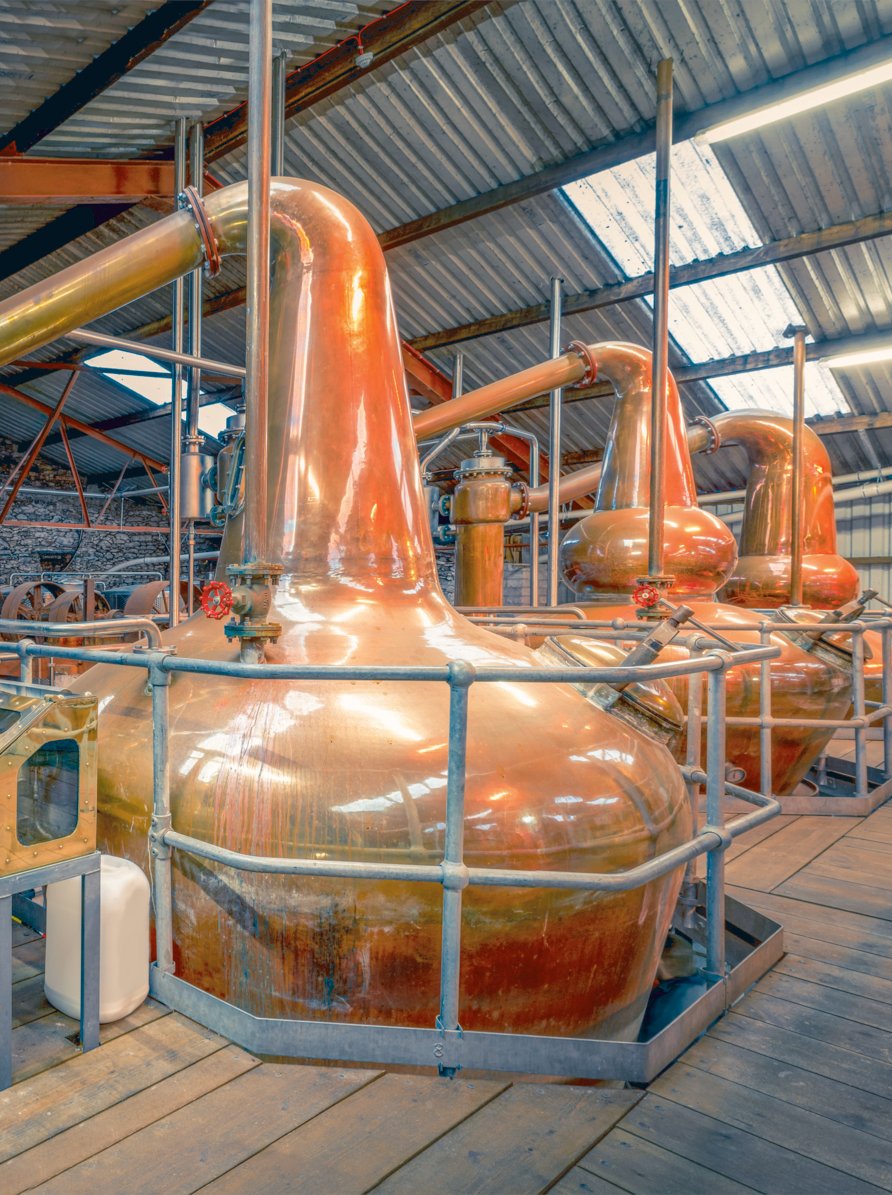 ancienne nouvelle distillerie traditionnelle installation de fabrication d'alcool en tonneaux de bois intérieur