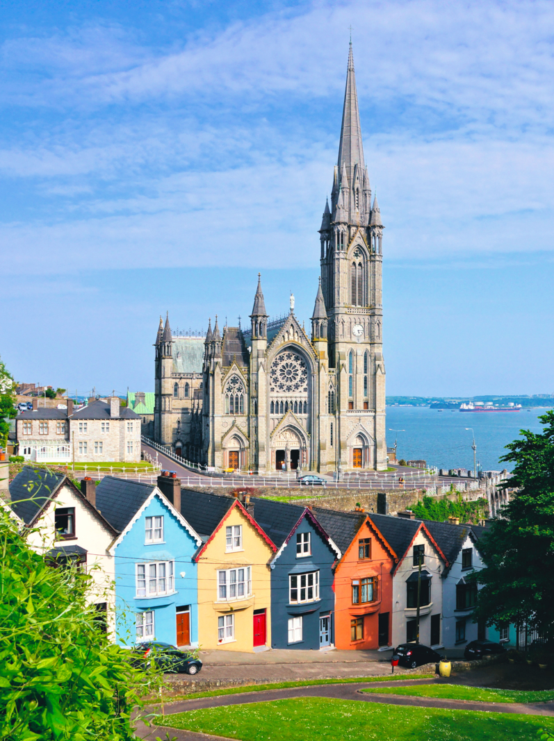 Maisons en rangées colorées avec une imposante cathédrale sur fond dans la ville portuaire de Cobh, County Cork, Irlande