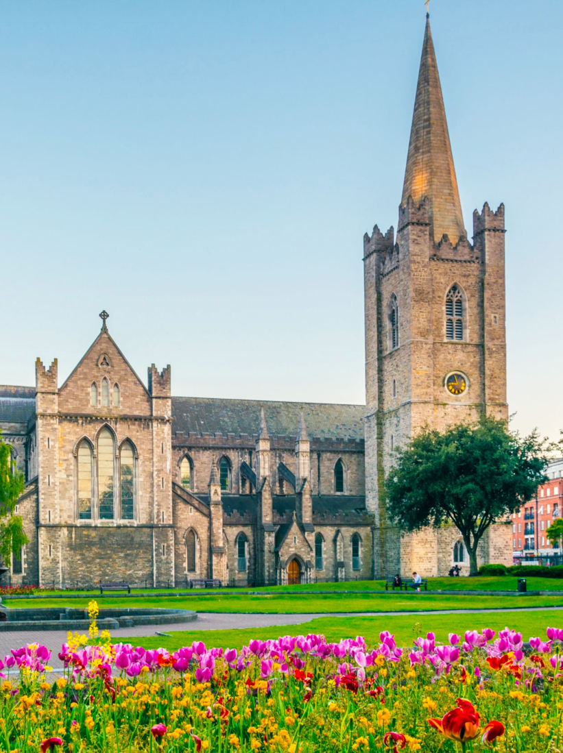 Vue nocturne de la cathédrale Saint-Patrick de Dublin, Irlande