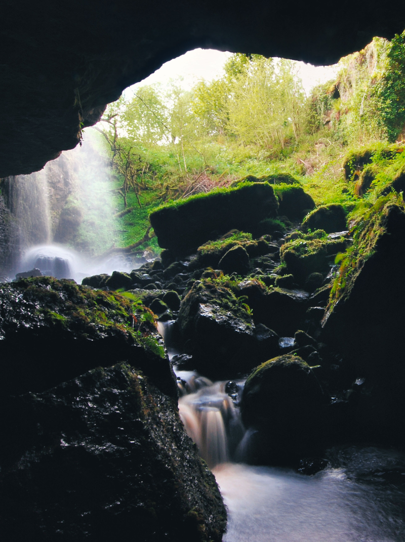Grotte de Pollnagollum et cascade en Irlande, utilisée comme lieu de tournage dans "Game of Thrones"