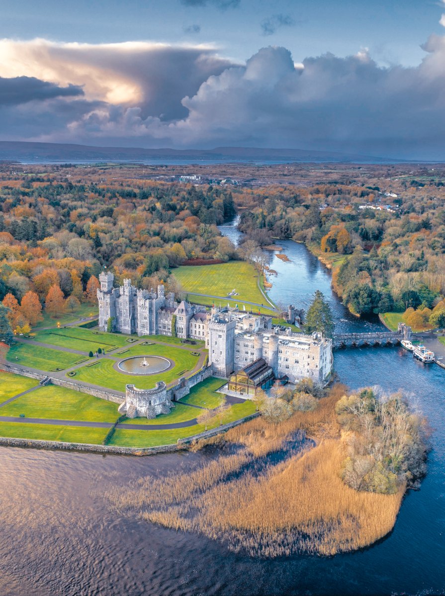 Château de luxe d'Ashford et jardins d'au-dessus du drone - Co Mayo - Irlande