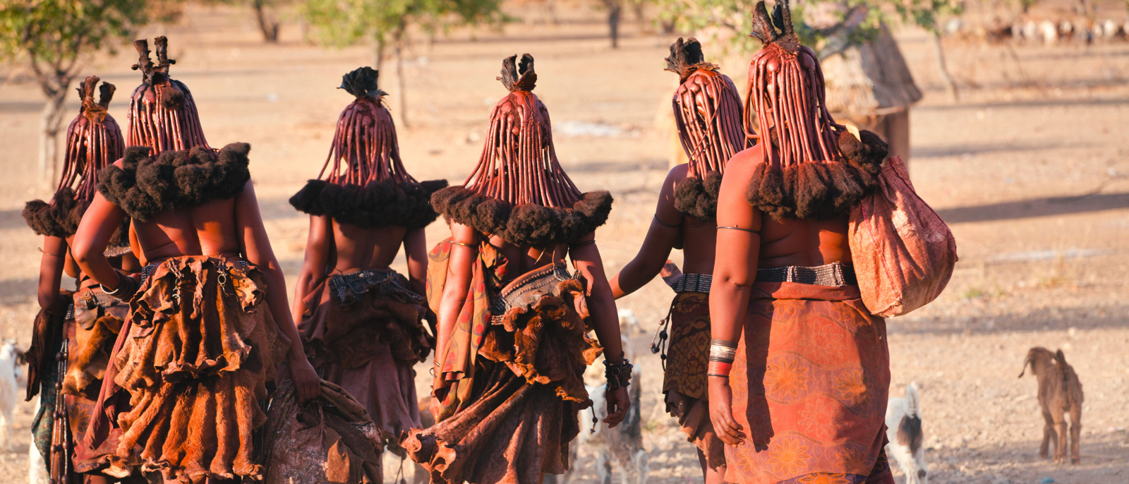 Les femmes himba retournent au village près de la ville d'Opuwo en Namibie